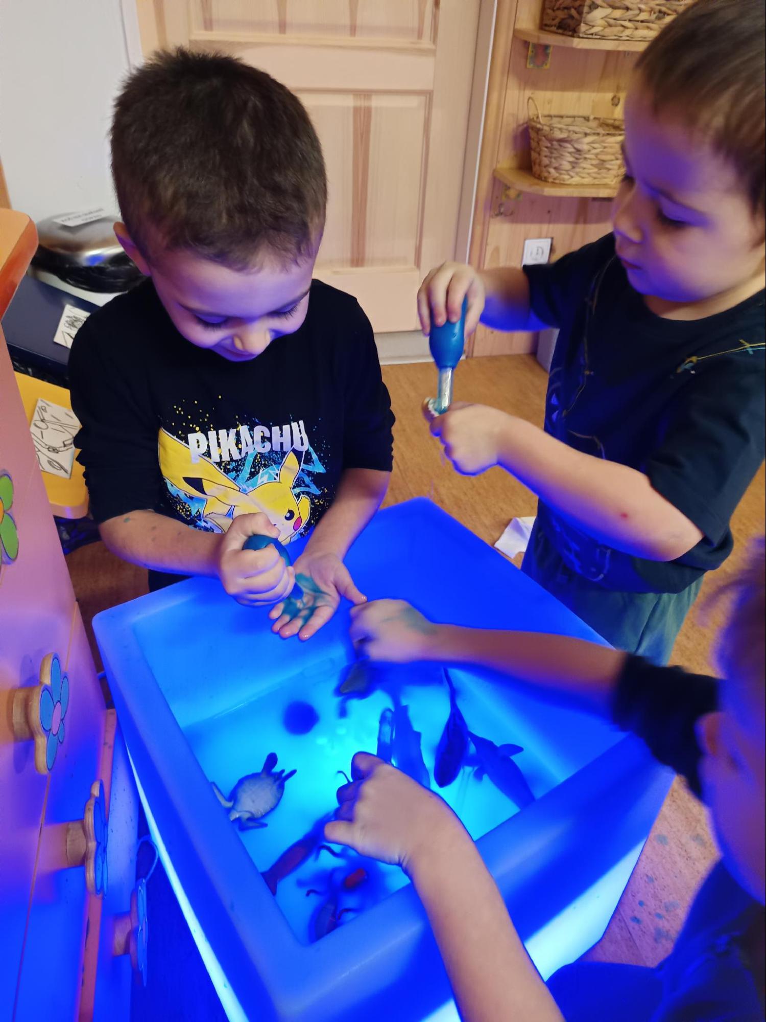 Děti si hrají se senzorickými pomůckami v projektu SMYSLOHRANÍ