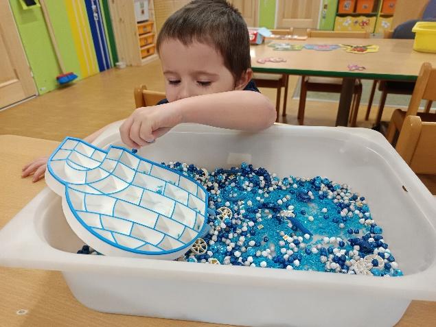 Děti si hrají se senzorickými pomůckami v projektu SMYSLOHRANÍ